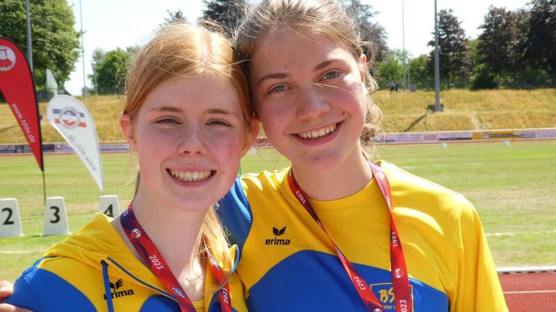 Finja Lühmann (links) und Fenna Otten (beide Buxtehuder SV) gehören auf Hamburger Ebene in der Altersklasse U18 zu den besten Athletinnen im Dreispung.