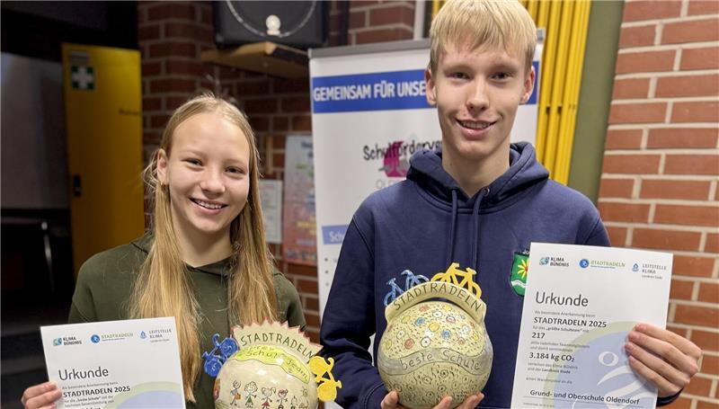 Finja und Joris, die beiden Schülersprecher der Grund- und Oberschule Oldendorf, freuen sich über gleich zwei Stadtradeln-Pokale.