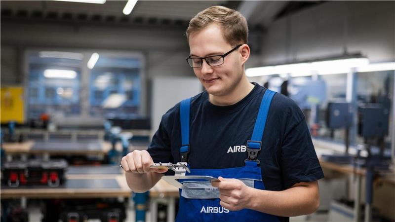Finn Henzel absolvierte die Ausbildung zum Fluggerätmechaniker bei Airbus und schloss sie als Bundesbester ab. Erste Auslandserfahrungen machte er in Toulouse. 