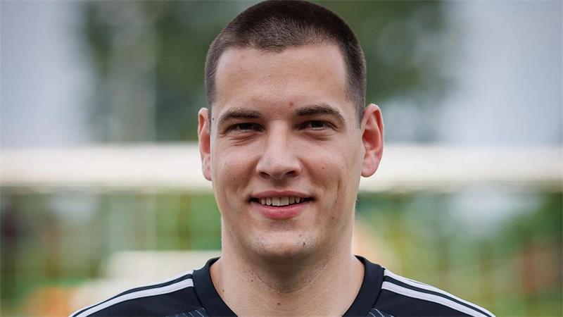 Mu/Ku bezwingt Primus O/O mit Leidenschaft und speziellem Extraschub Finn Marzog hat bei seinem Startelfdebüt in dieser Saison den 1:0-Siegtreffer gegen den FC O/O erzielt.
