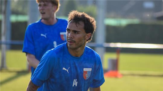 Finn McDaniel im Trainingsspiel trägt ein blaues Trainingsshirt und schaut nach rechts.