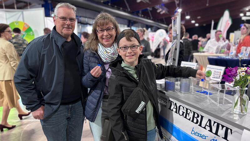 Finn Neumann lebt mit seinen Eltern Simone und Rolf Neumann sehr gerne in der Samtgemeinde Harsefeld: Am TAGEBLATT-Stand warf er einen Chip in die grüne Box.