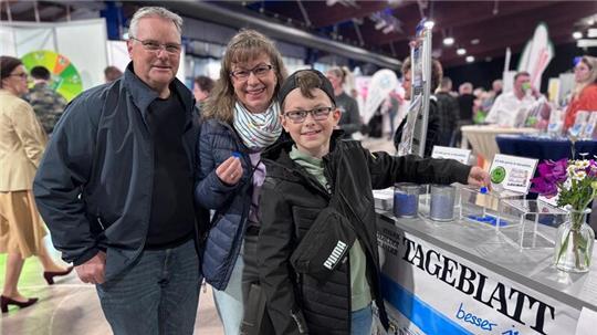 Finn Neumann lebt mit seinen Eltern Simone und Rolf Neumann sehr gerne in der Samtgemeinde Harsefeld: Am TAGEBLATT-Stand warf er einen Chip in die grüne Box.