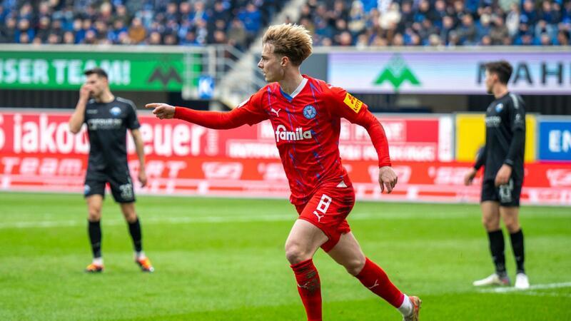 Finn Porath jubelt, nachdem er zur Kieler 1:0-Führung getroffen hat.