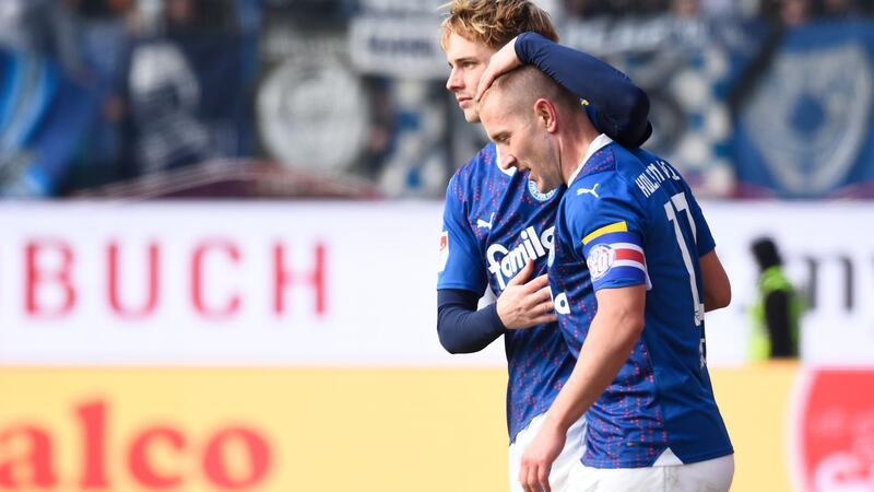 Erneuter Coup gegen die Bayern? Kiel ohne „Bammel“ Finn Porath (l.) und Lewis Holtby spielen mit Holstein Kiel am Wochenende gegen den FC Bayern München.
