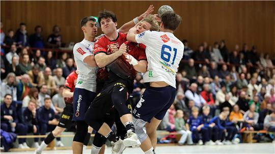 Finn Sebastian (rotes Trikot, links) bleibt dem SV Beckdorf treu.