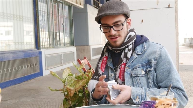 Finn Sobanja in einem Café in Haifa, wo ihm Freunde das Kartenspielen beigebracht haben. 
