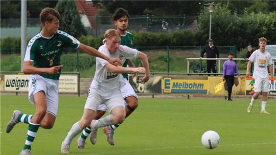 Finn Wendler - hier bei einem Zweikampf im Spiel gegen Lübeck - erzielte in Eichede beide Treffer für seine Mannschaft.