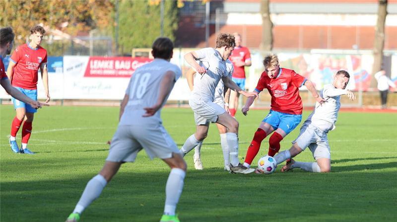 Finn Wendler holt sich in der zweiten Mannschaft Spielpraxis. Er erzielt den Ausgleich zum 1:1 gegen Bornreihe.