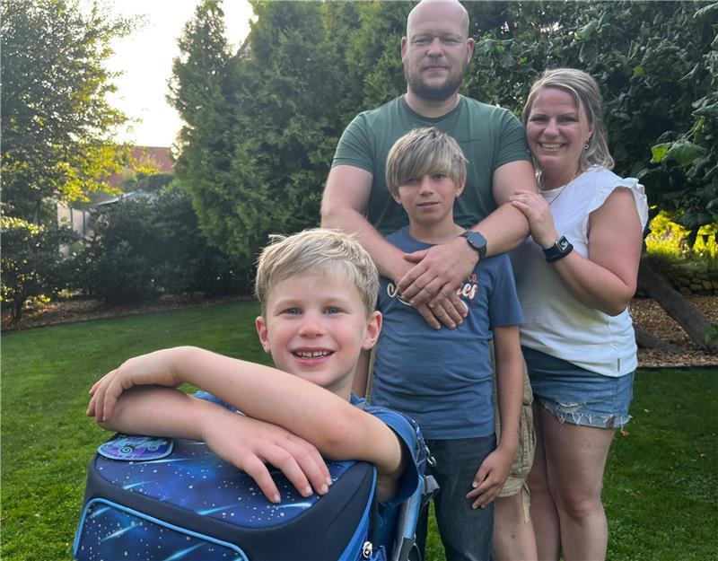 Einschulungen im Kreis Stade: Was der Schulstart heutzutage kostet Finn hätte auch den Schulranzen von Bruder Matthes erben können. Doch seine Mama Anika Schröder und sein Papa Mathes Evers fanden es wichtig, dass er ihn sich selbst aussuchen kann.