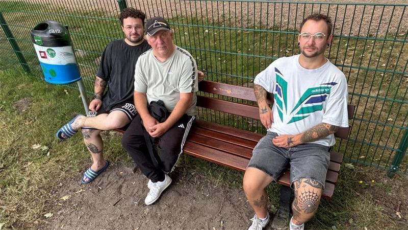 Blinde Zerstörungswut? Trauerstelle in Buxtehude zwei Mal vernichtet Finnan (von links), Hajo und Jannis Lentz sitzen auf der Holzbank, an der eine Plakette in Gedenken an ihren verstorbenen Freund befestigt war. Zwei Mal haben Unbekannte jeweils eine Plakette gewaltsam entfernt. Die Kratzer im Holz sind Spuren davon.