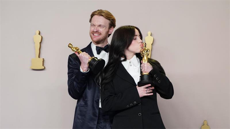 Finneas O’Connell (l) ist der Bruder und musikalische Wegbegleiter von Billie Eilish. (Archivbild)