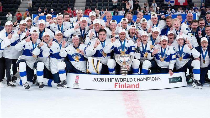 Finnische Spieler feiern mit der Trophäe nach dem Sieg im Endspiel.