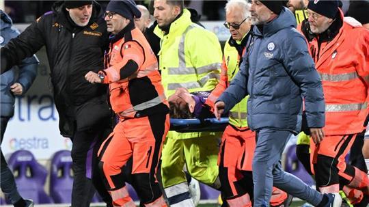 Fiorentina-Profi Edoardo Bove wird nach seinem Zusammenbruch zu einem Krankenwagen getragen.