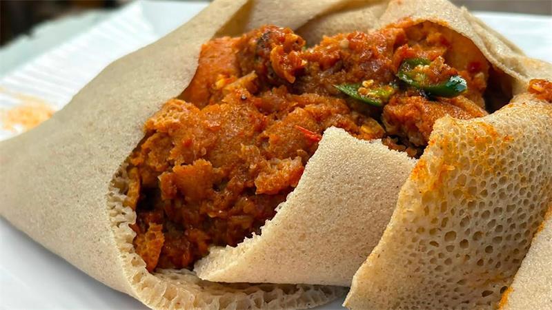 So frühstückt die Welt – ganz ohne Ernährungs-Hypes Fir-Fir aus dem traditionellen Fladenbrot Injera ist in Äthiopien vom Frühstückstisch nicht wegzudenken.