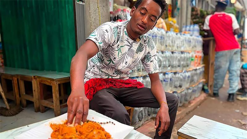 So frühstückt die Welt – ganz ohne Ernährungs-Hypes Fir-Fir wird - wie fast alles in Äthiopien - mit den Händen gegessen, gern direkt in einem Straßenlokal.