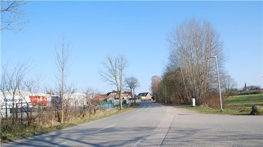 Firma Pickenpack (links) an der Ruschwedeler Straße und rechts die Fläche für das geplante Neubaugebiet.