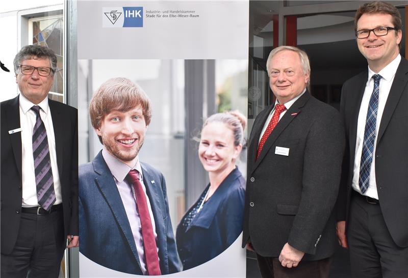 Firmen müssen sich mehr anstrengen, um ihre Ausbildungsstellen zu besetzen, davon sind Dr. Bodo Stange (IHK Stade), Günter Neumann (Handwerkskammer) und Lars Spieker (Arbeitsagentur) überzeugt (von links). Foto Vasel