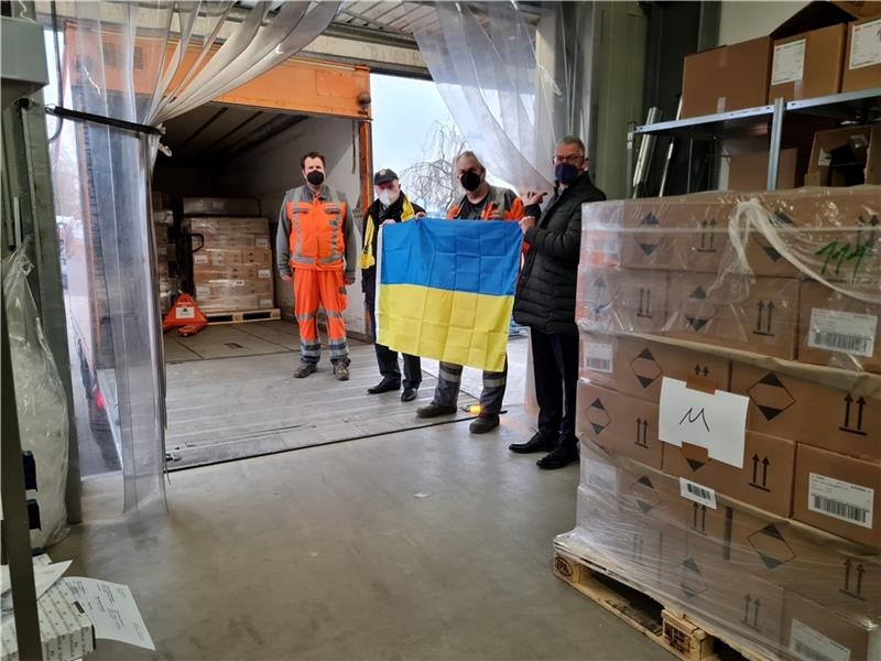 Rotarier organisieren Hilfstransport in die Ukraine Firmenchef Dr. Axel Meyer und die beiden Fahrer Stefan Schubert und Torsten Wannhoff und Rotary-Präsident Axel Lohse bei der Abfahrt Richtung Ukraine.
