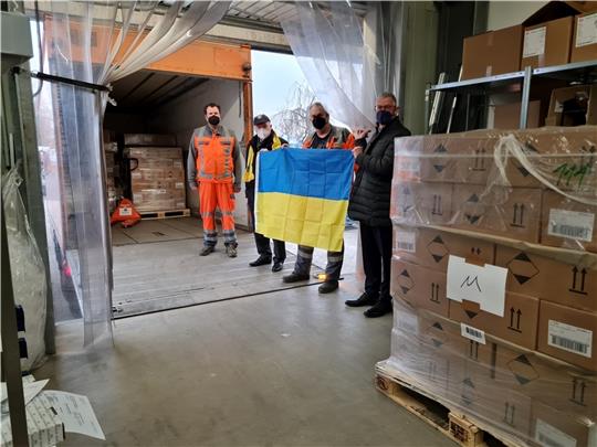 Firmenchef Dr. Axel Meyer und die beiden Fahrer Stefan Schubert und Torsten Wannhoff und Rotary-Präsident Axel Lohse bei der Abfahrt Richtung Ukraine.