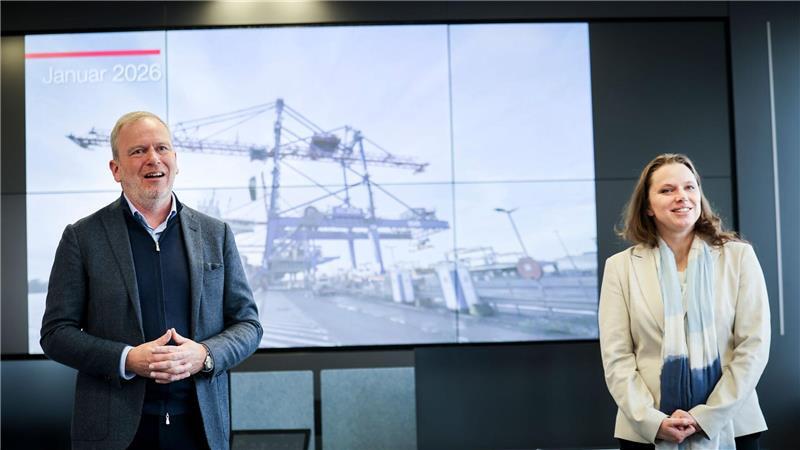 Erste ferngesteuerte Containerbrücken vor Inbetriebnahme Firmenchef Eijsink und Senatorin Leonhard stellen die neuen Containerbrücken vor.