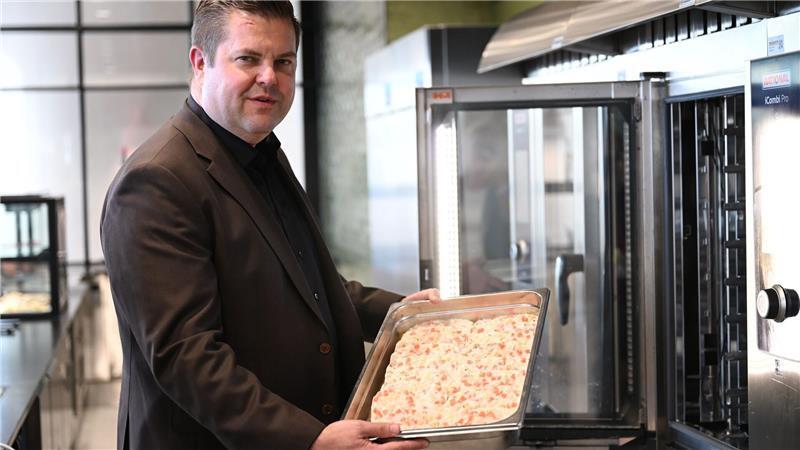 Tiefkühl-Essensfabrikant profitiert vom Fachkräftemangel Firmenchef Jan-Peer Laabs hält im Betriebsrestaurant der Apetito-Zentrale eine Schale mit Lachs-Auflauf in der Hand.
