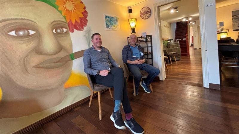 Buxtehuder City: Dieses Haus kennt seit 137 Jahren keinen Leerstand Firmenchef Ole Prior (links) und sein Vorgänger Peter Eckhoff sitzen in der Lounge im 1. Geschoss des Pröhl-Hauses.