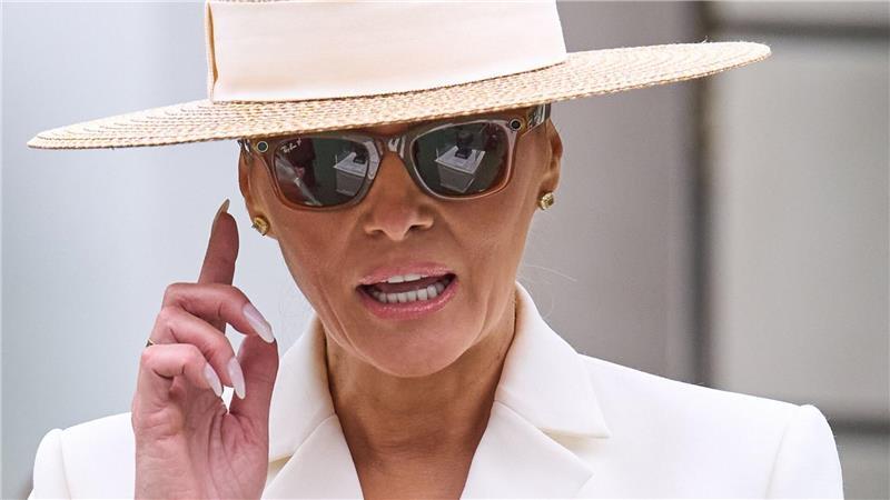 First Lady Melania Trump probiert eine Sonnenbrille aus.