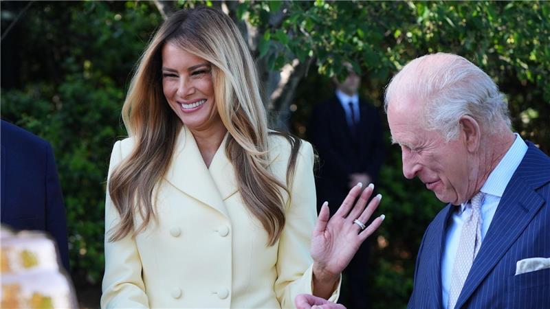 First Lady Melania Trump und der britische König Charles III. unterhalten sich.