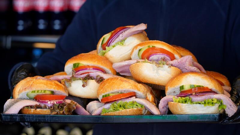 Kulturforum: Matjesflotte läuft im Buxtehuder Hafen ein Fischbrötchen mit Matjes gibt es am Sonntag am Kulturforum am Hafen für fünf Euro - solange der Vorrat reicht.