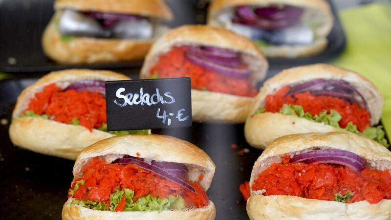 Alaska-Seelachs beliebtester Speisefisch in Deutschland Fischbrötchen mit Seelachs liegen in der Auslage eines Imbisses an den Landungsbrücken.