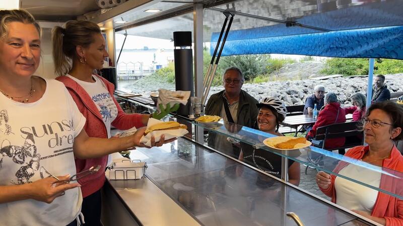 Fischbrötchen und Backfisch mit Blick aufs Wasser kommen gut an: Loretta Schulz (links) und Marta Bach haben im Fischhus viel zu tun.
