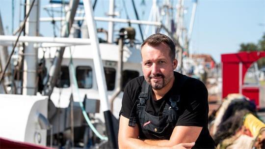 Fischer André Claußen hofft, dass der Krabbenfang an der deutschen Nordseeküste Zukunft hat.