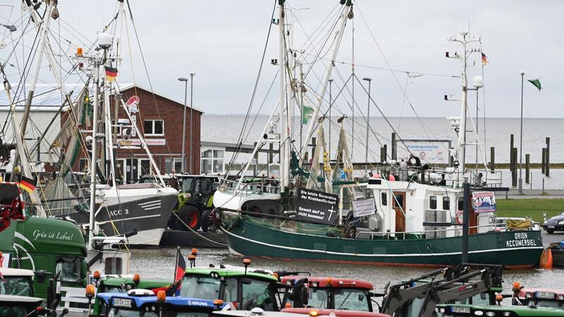 Fischer protestieren mit Bauern gegen Kürzungspläne Fischer und Landwirte demonstrieren gemeinsam im Hafen.