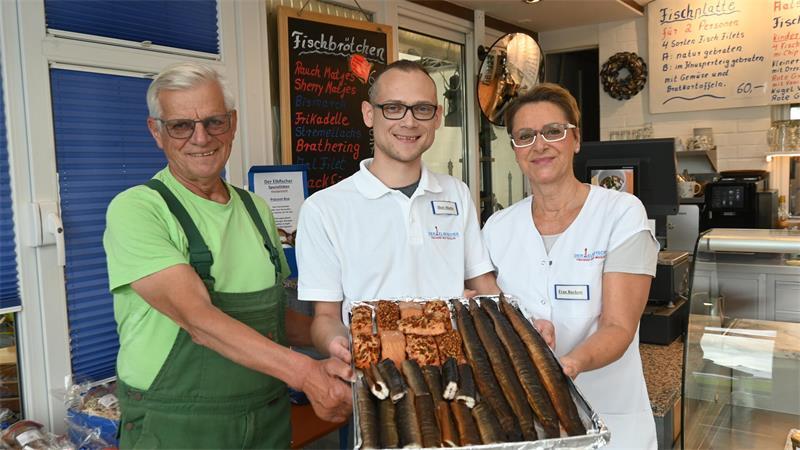 Fischliebhaber: Lothar und Rita Buckow übergeben ihr Geschäft "Der Elbfischer" in Jork-Wisch an ihren Schwiegersohn Julian Moritz.