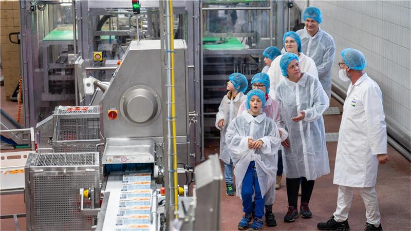 20 Jahre Reinheitsgebot: Frostas Liebeserklärung an die Möhre Fischstäbchen für Polen: Zum 20. Geburtstag des Reinheitsgebots öffnet Frosta die Fabrik für die Angehörigen ihrer Mitarbeiter. Foto: Scheschonka