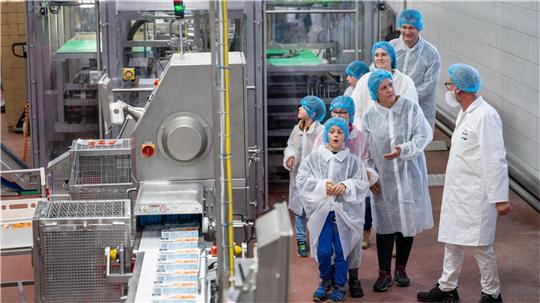 Fischstäbchen für Polen: Zum 20. Geburtstag des Reinheitsgebots öffnet Frosta die Fabrik für die Angehörigen ihrer Mitarbeiter. Foto: Scheschonka