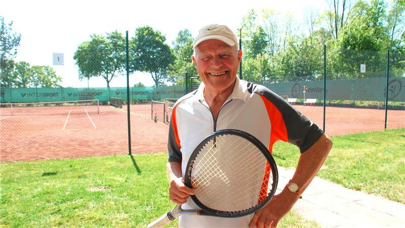 Fit bis ins hohe Alter: Jürgen Thevagt spielt regelmäßig in Sauensiek Tennis.