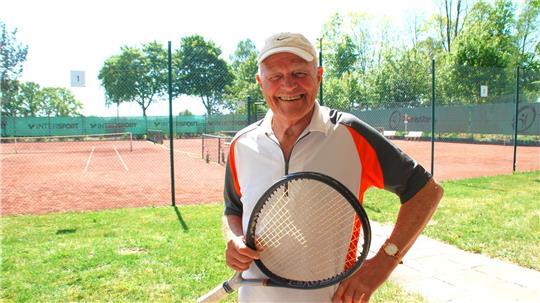 Fit bis ins hohe Alter: Jürgen Thevagt spielt regelmäßig in Sauensiek Tennis.