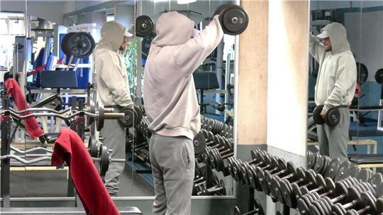 Fit sein will jeder, Sport machen auch. Doch wer gewinnt: der gute Neujahrsvorsatz oder die Couch? 