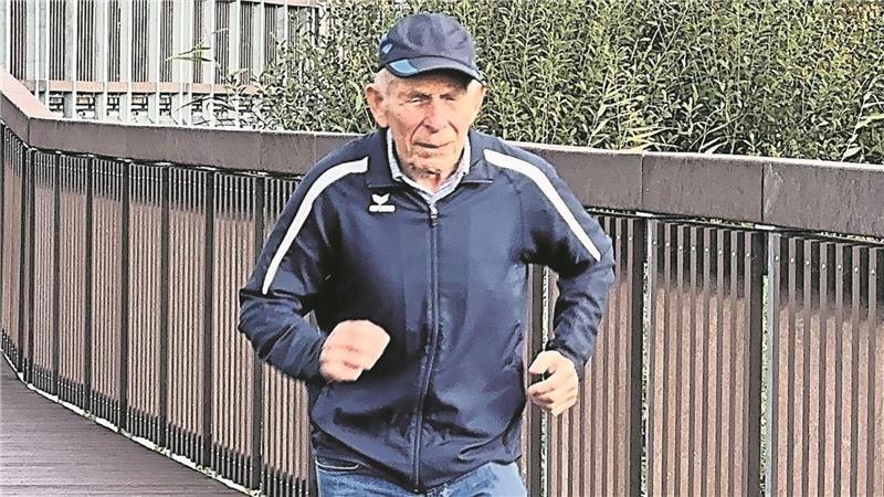 „Fit wie ein Turnschuh ist der Opa“, sagen seine Enkel und Urenkel über den 86-jährigen Karl-Wilhelm Hubert aus Köhlen.