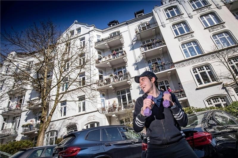 Training mit Fitnesscoach Pato auf dem Balkon und der Straße Fitnesstrainer Pato Cervantes trainiert jeden Tag um 11 Uhr bei gutem Wetter mit seinen Nachbarn.