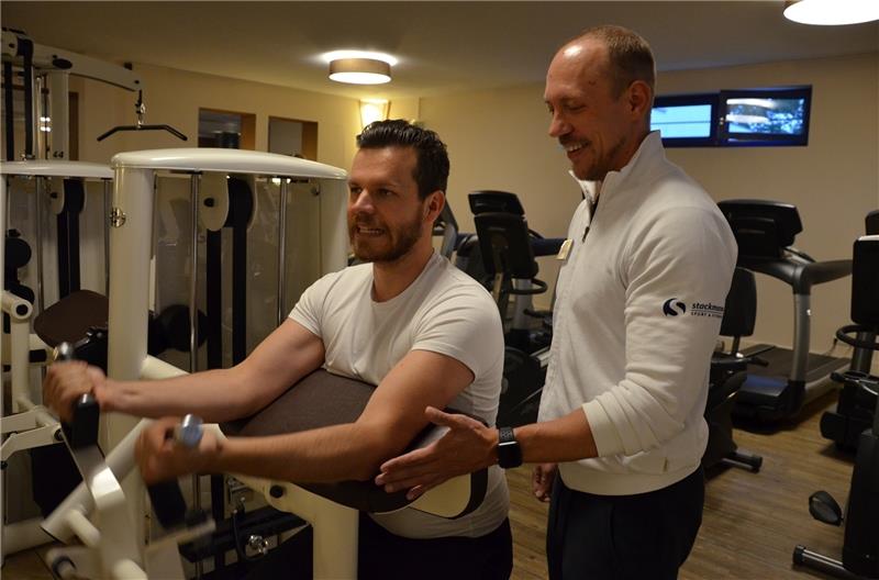 Fitnesstrainer Söhnke Werner (rechts) überwacht das Bizepstraining seines Kollegen Timo Eichstädt. Die Profis mischen sich nur ein, wenn sie Fehlstellungen beobachten. Fotos Husung