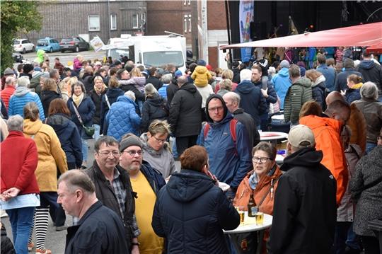 Fix was los auf dem Handmade- Markt rund um den Horneburger Bahnhof: Gegen Mittag strömen viele Besucher auf die Veranstaltung . Fotos: Felsch