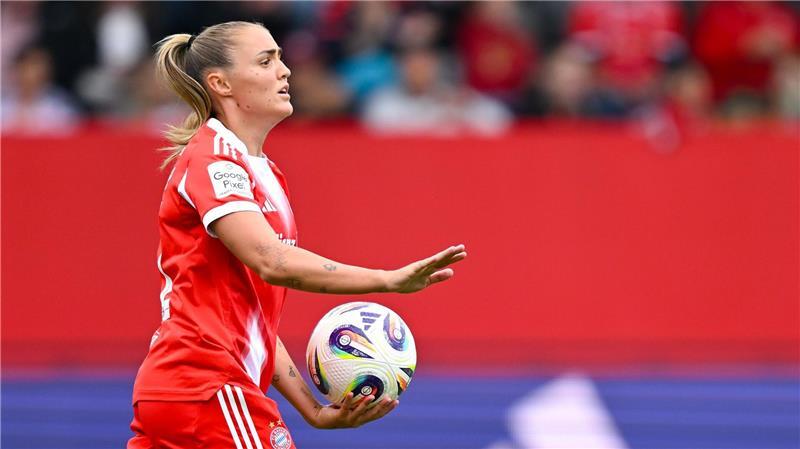FC Bayern und Wolfsburg feiern deutliche Siege vor Topspiel Flach spielen, hoch gewinnen: Bayerns Georgia Stanway.