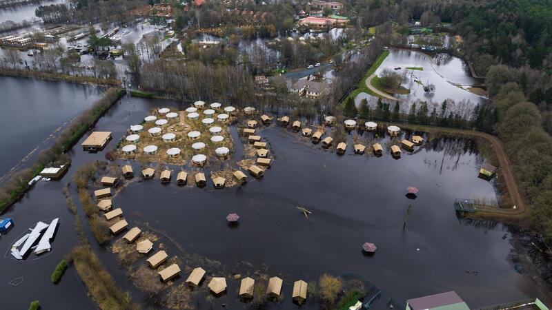 Hochwasser-Drama: Im Serengeti-Park liegen Narkosepfeile bereit Flächen vom Serengeti-Park sind teilweise von Wasser überflutet. Die ersten Tiere  sind evakuiert worden.