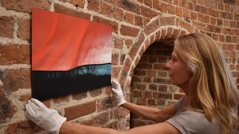 Flagge zeigen für die Demokratie: Marlene Apmann präsentiert Werke aus ihrer Serie „schwarz-rot-gold“.