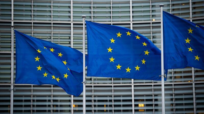 Europaparlament stimmt für europäische Kinderhauptstadt Flaggen der Europäischen Union wehen im Wind vor dem Gebäude der Europäischen Kommission in Brüssel.
