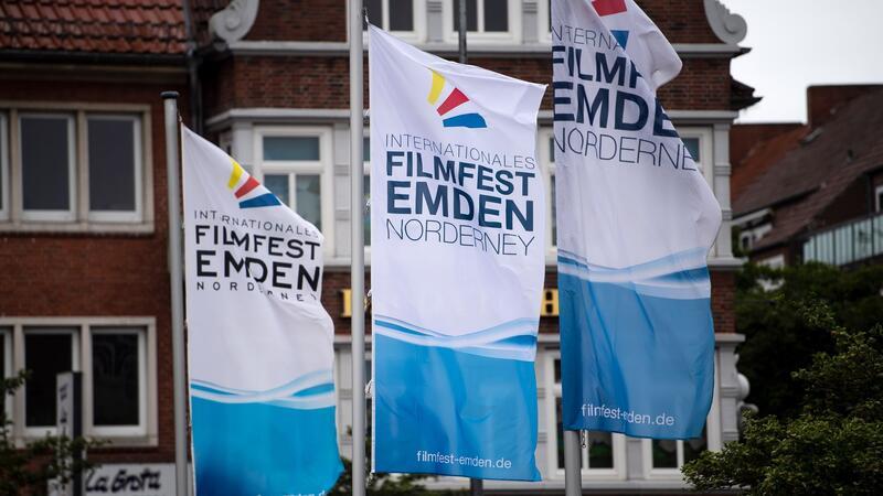 Französische Komödie gewinnt Hauptpreis bei Filmfest Flaggen mit der Aufschrift „Internationales Filmfest Emden-Norderney“.