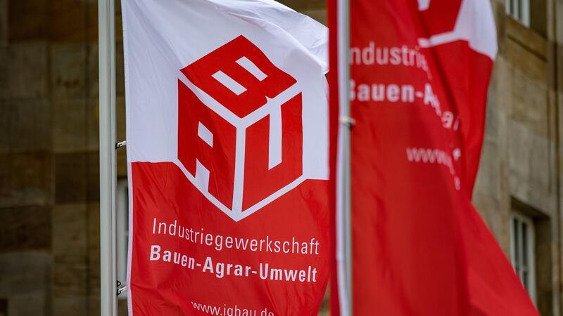 Gewerkschaft: Streiks am Bau beginnen in Niedersachsen Flaggen wehen beim 23. ordentlichen Gewerkschaftstag der Industriegewerkschaft Bauen-Agrar-Umwelt.